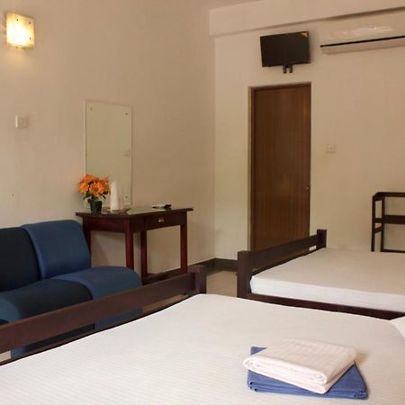 Hotel Senora Катарагама Екстериор снимка