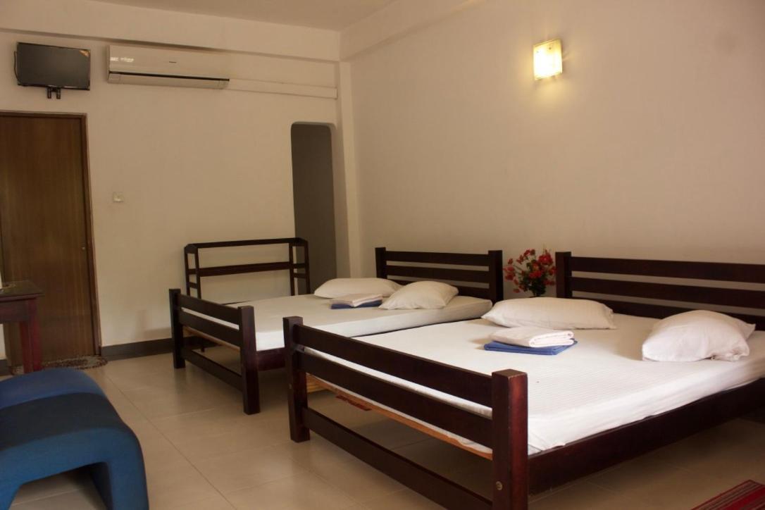Hotel Senora Катарагама Екстериор снимка