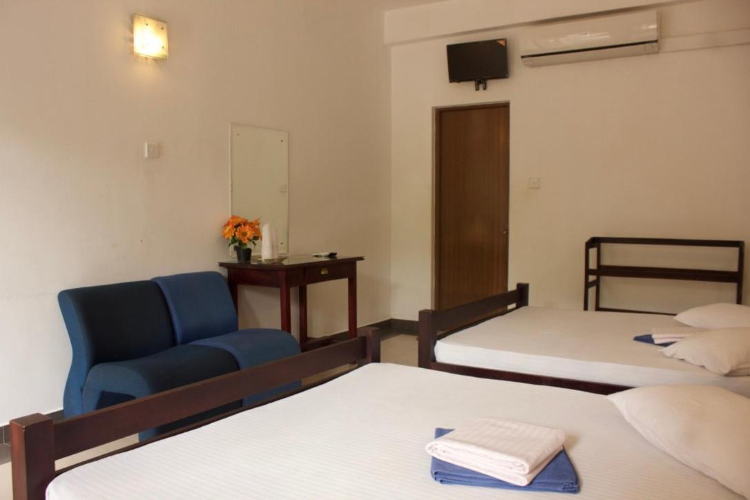 Hotel Senora Катарагама Екстериор снимка