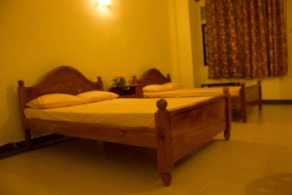 Hotel Senora Катарагама Стая снимка