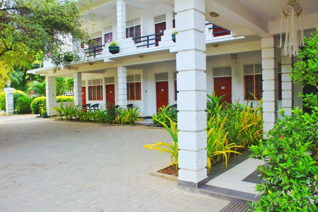 Hotel Senora Катарагама Екстериор снимка